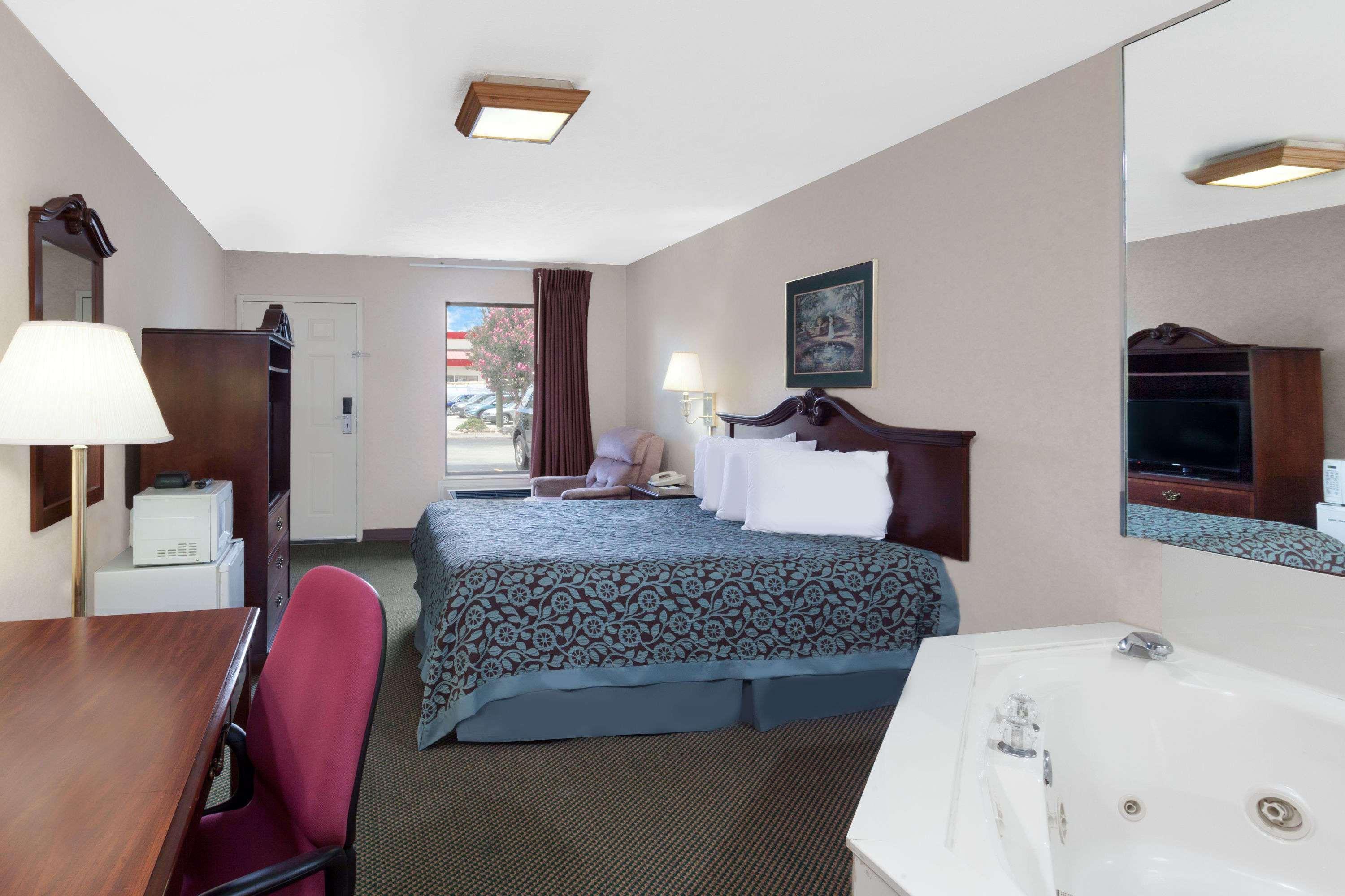 Days Inn By Wyndham מוריסטאון מראה חיצוני תמונה