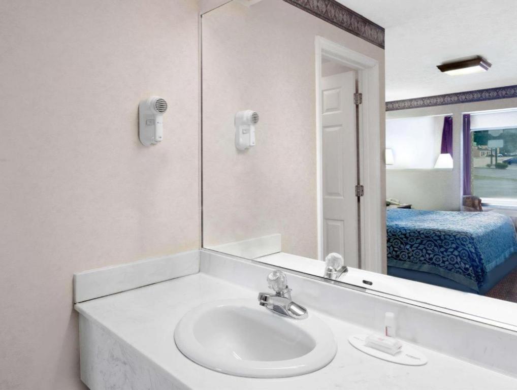 Days Inn By Wyndham מוריסטאון מראה חיצוני תמונה
